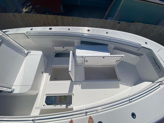 Invincible BoatsCenter Console